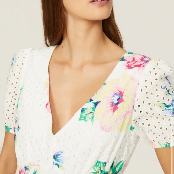 Slate & Willow White Floral Top - Size Medium - RTR - Excellent Condition! - Picture 4 of 11